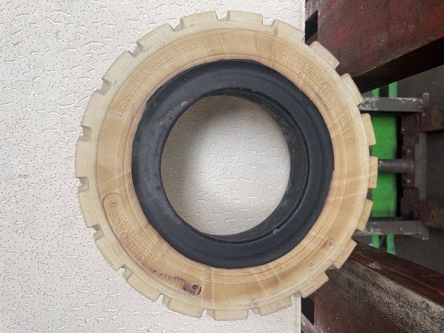 Rueda superelástica non marking