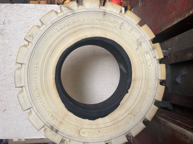 Rueda superelástica non marking